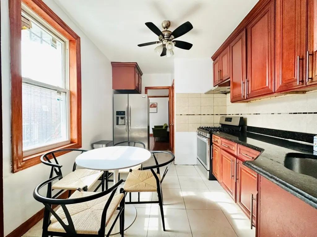 Private Bedroom in 4 Bedroom/2 Bathroom Home - Photo 3 of 9