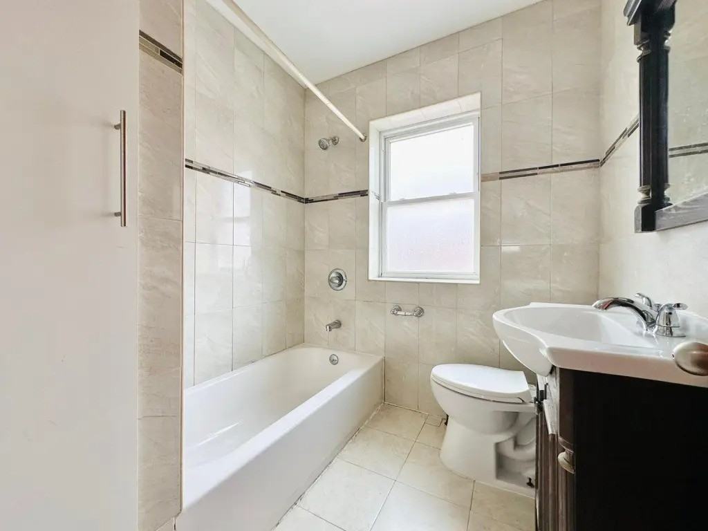 Private Bedroom in 4 Bedroom/2 Bathroom Home - Photo 4 of 9