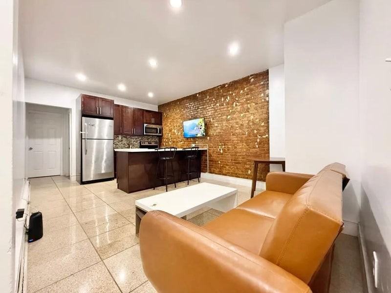 Private Bedroom in 3 Bedroom/1 Bathroom Home - Photo 5 of 8