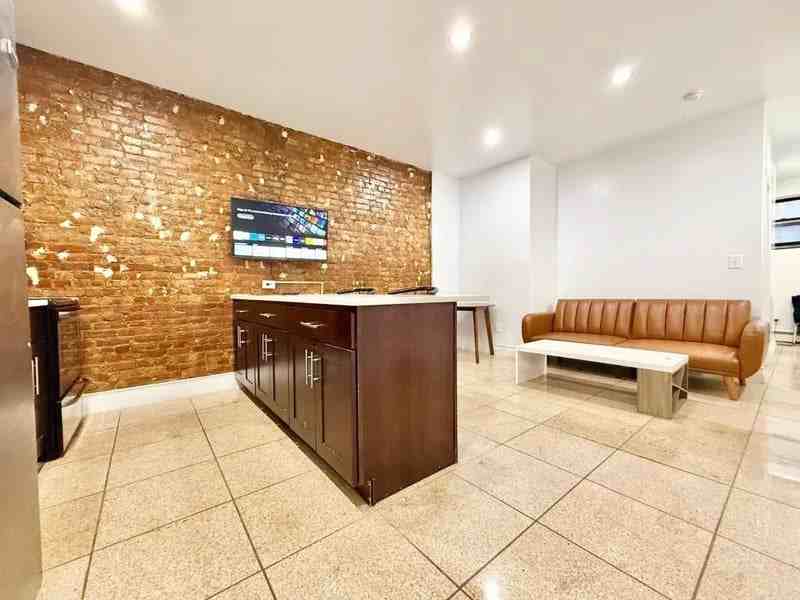 Private Bedroom in 3 Bedroom/1 Bathroom Home - Photo 7 of 8