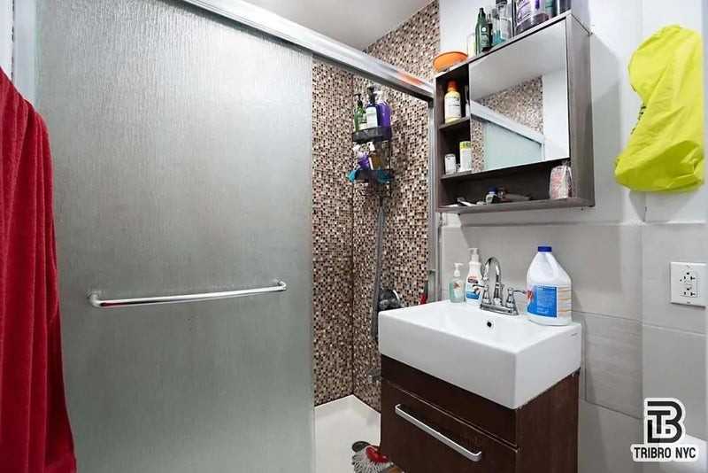 Private Bedroom in 3 Bedroom/1 Bathroom Home - Photo 6 of 8