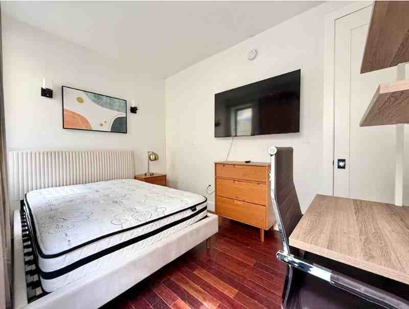 Private Bedroom in 5 Bedroom/2 Bathroom Home - Photo 2 of 8