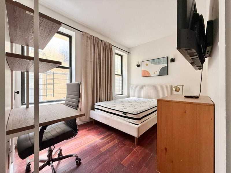 Private Bedroom in 5 Bedroom/2 Bathroom Home - Photo 3 of 8
