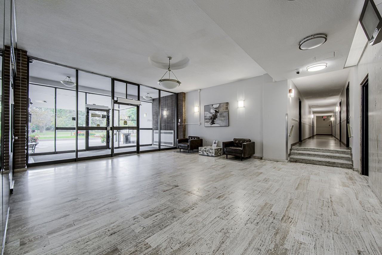 111 Inverlochy Boulevard - Photo 3 of 10