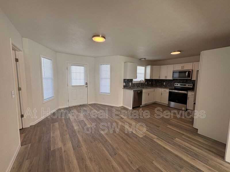 249 E Hardy St - Photo 3 of 14