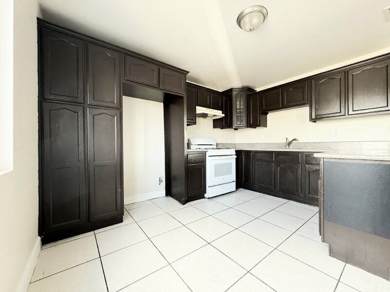 846 W 55th St - Photo 3 of 26