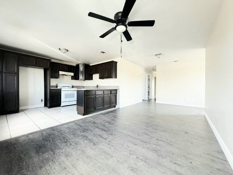 846 W 55th St - Photo 4 of 26