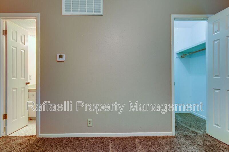 2401 Brookridge Dr #04 - Photo 5 of 12