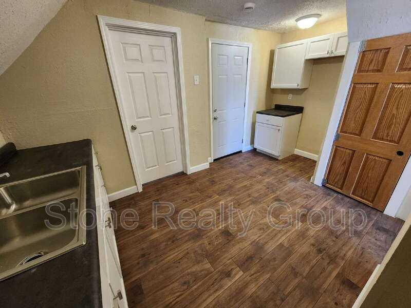 624 S 8th St #B - Photo 2 of 5