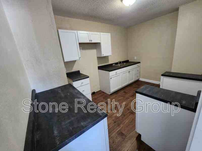 624 S 8th St #C - Photo 3 of 6