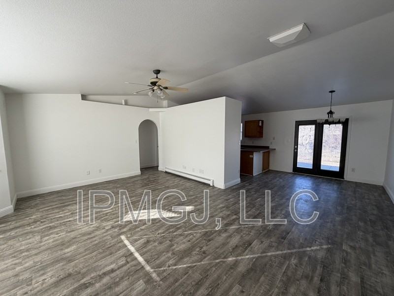 377 S Redlands Rd - Photo 2 of 12