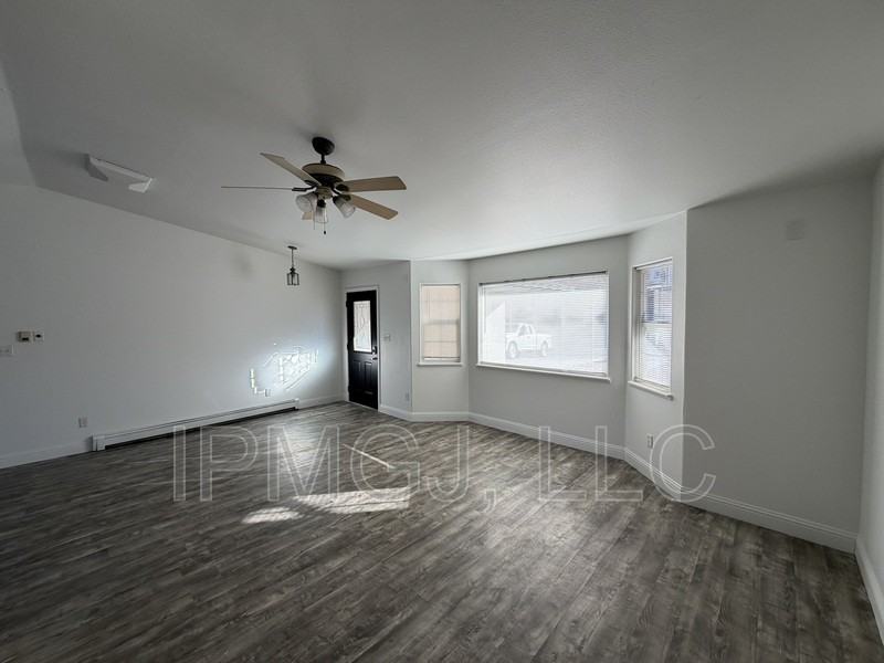 377 S Redlands Rd - Photo 3 of 12