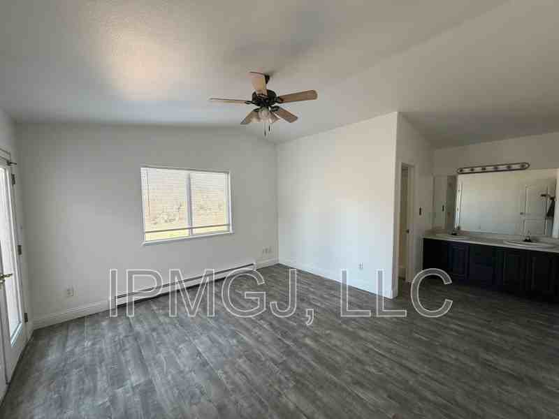 377 S Redlands Rd - Photo 4 of 12