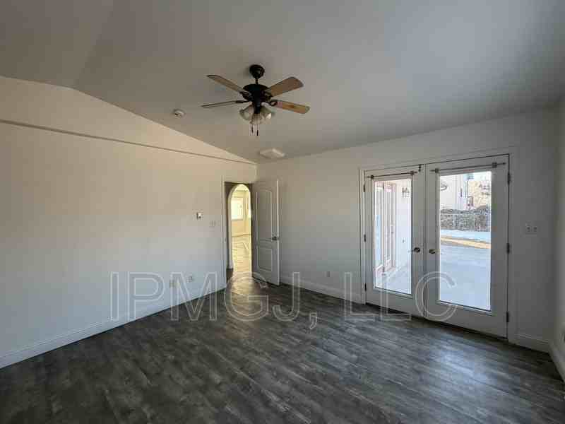 377 S Redlands Rd - Photo 6 of 12