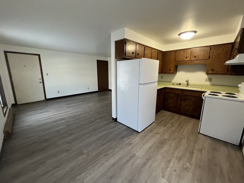 2421 Camelot Blvd - Photo 4 of 11