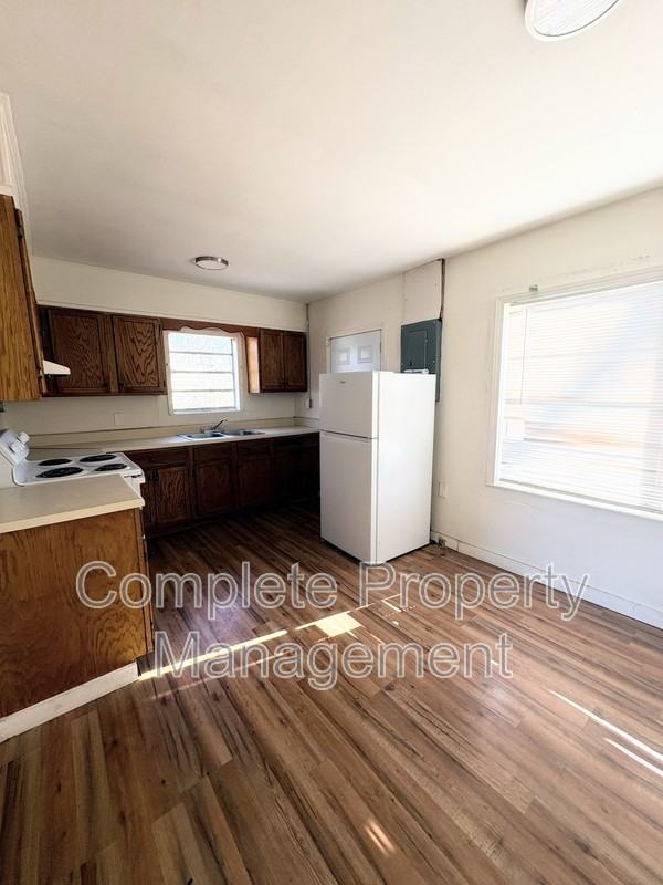 1933 Saint Charles Ct Sw - Photo 3 of 8