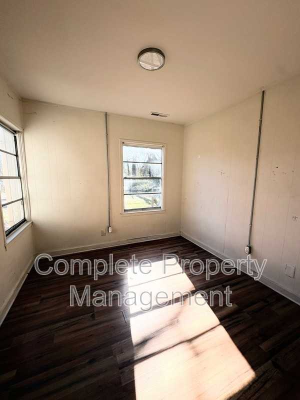 1933 Saint Charles Ct Sw - Photo 4 of 8