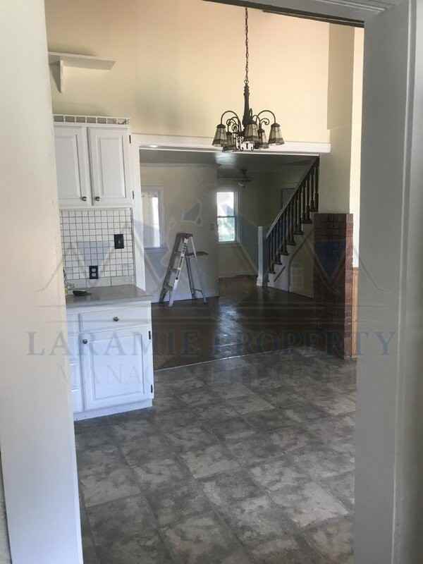 911 Steele St - Photo 3 of 21