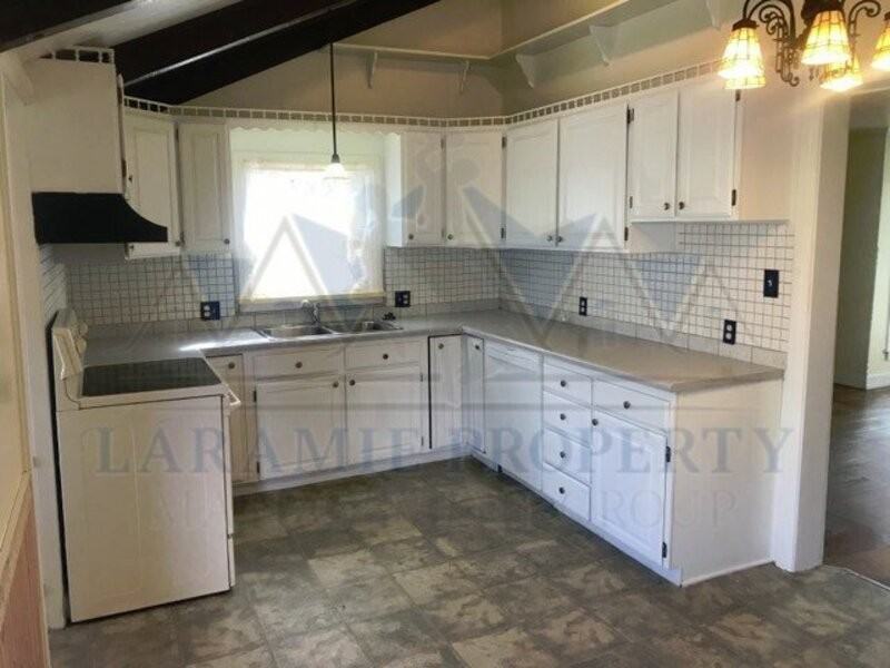 911 Steele St - Photo 4 of 21