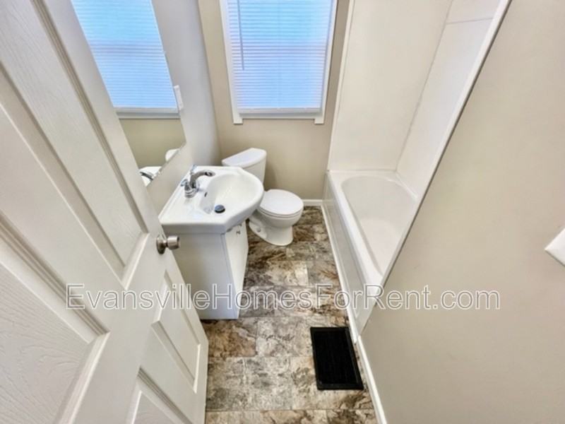 1324 Gavitt St - Photo 6 of 8