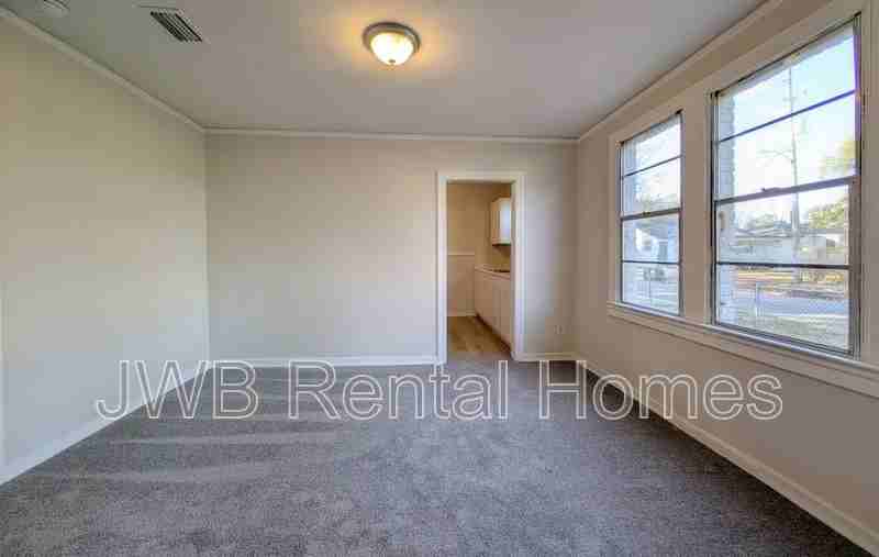 1664 W 16th St - Photo 5 of 16