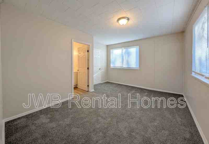 1664 W 16th St - Photo 7 of 16