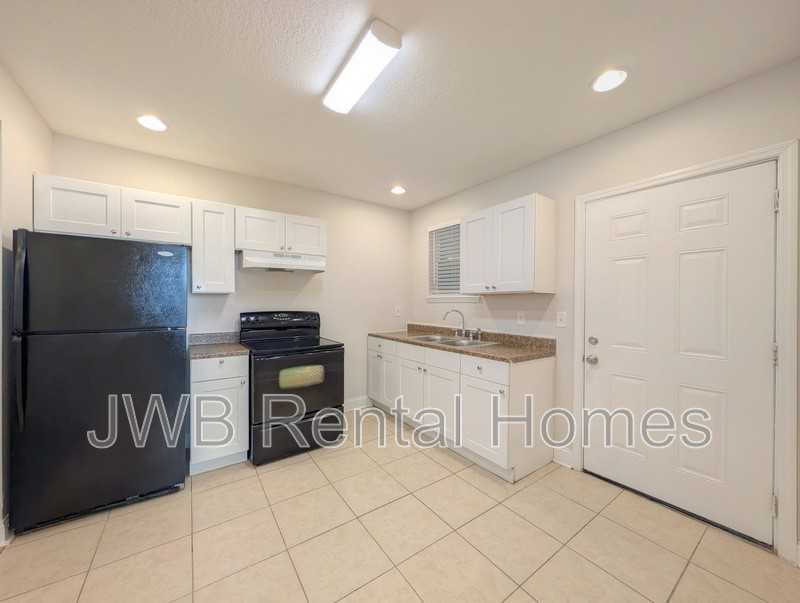 1839 Miller St - Photo 4 of 17