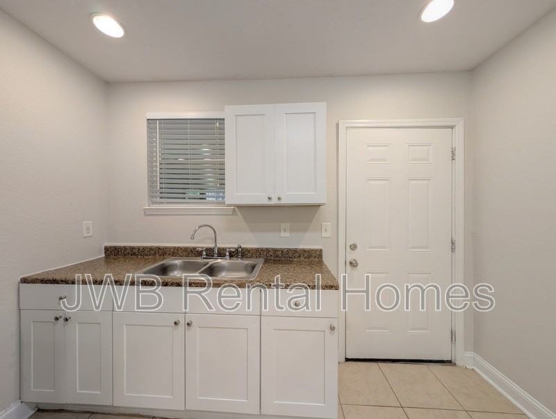 1839 Miller St - Photo 5 of 17