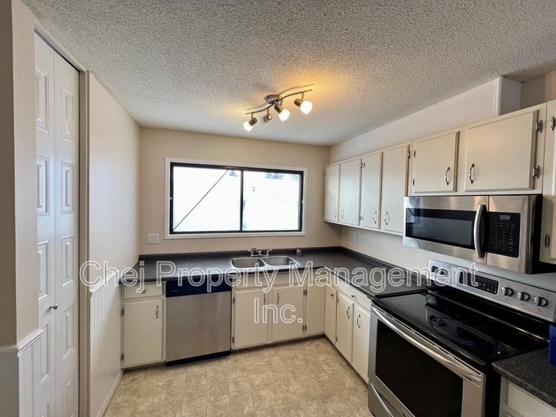 14212 114 St Nw - Photo 3 of 5