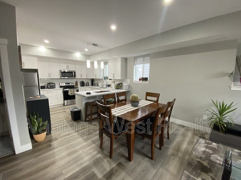 701 Coopland Cres - Photo 2 of 10