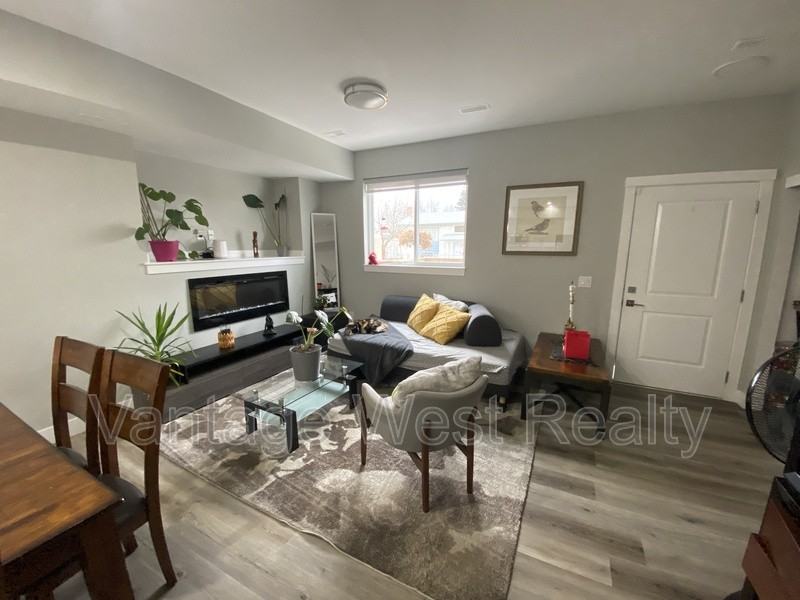 701 Coopland Cres - Photo 3 of 10