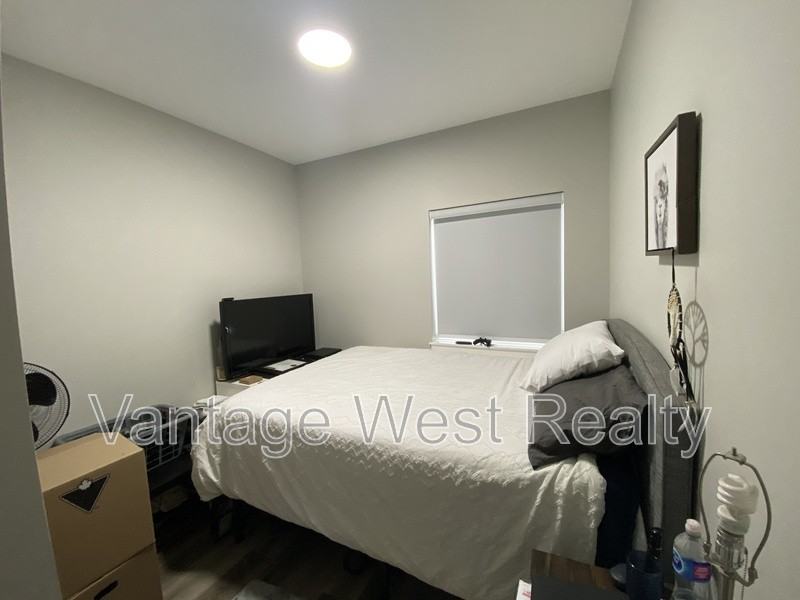 701 Coopland Cres - Photo 4 of 10