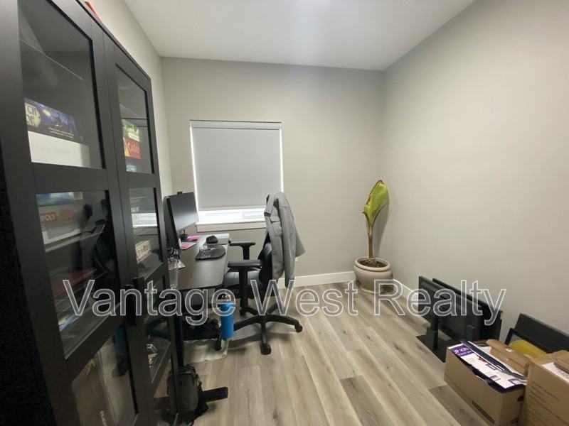 701 Coopland Cres - Photo 5 of 10