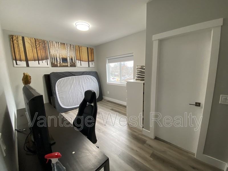 701 Coopland Cres - Photo 6 of 10