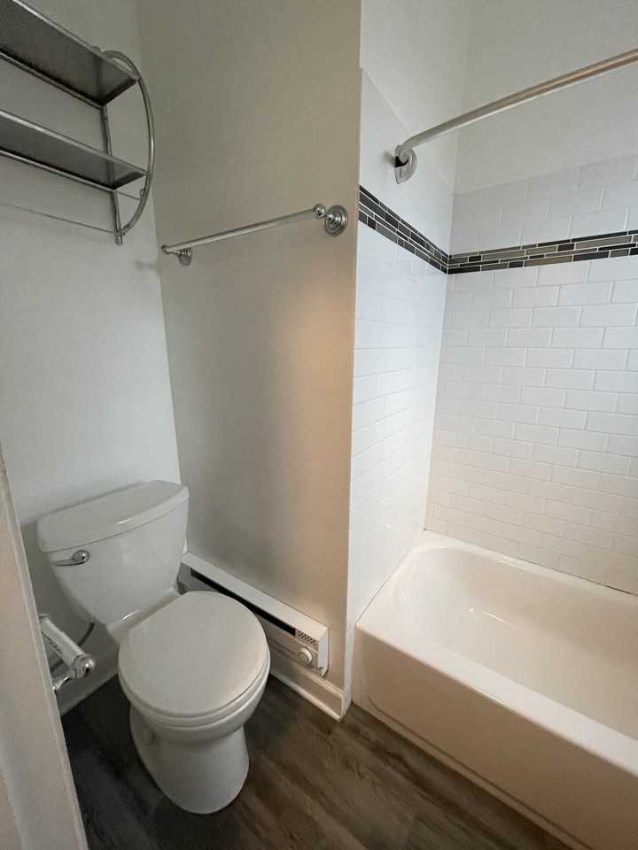 W Roscoe St & N Broadway - Photo 7 of 9