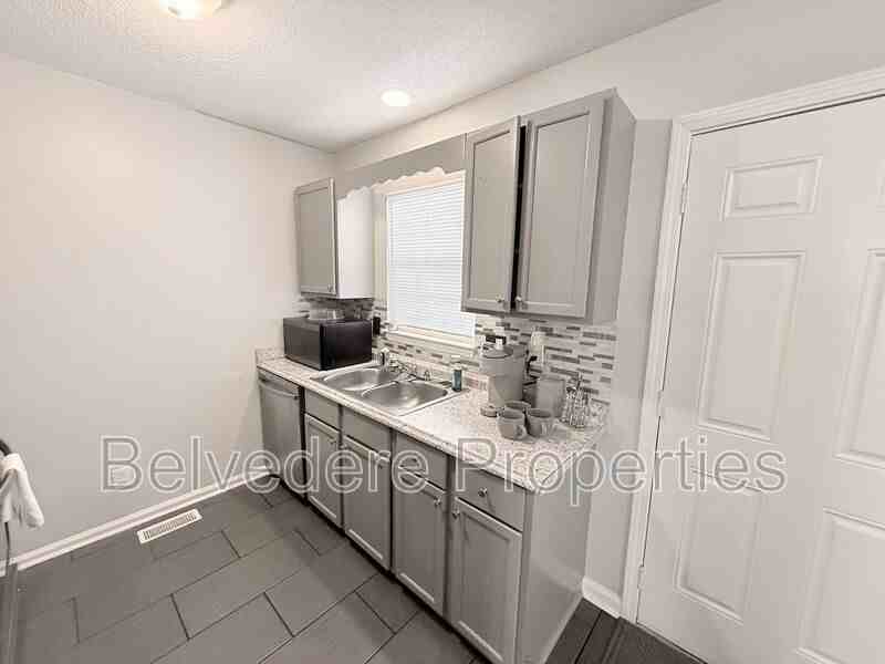 415 N Dudley St - Photo 6 of 18