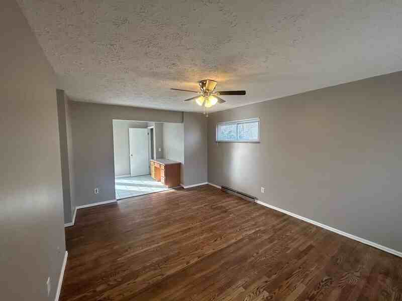 2801 Royal Glen Dr - Photo 3 of 20