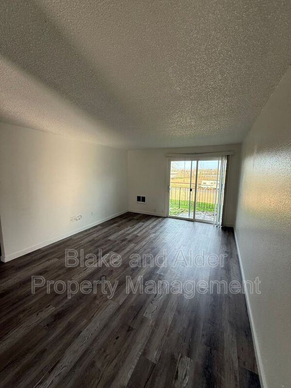 3849 Ne 152nd Ave - Photo 4 of 10