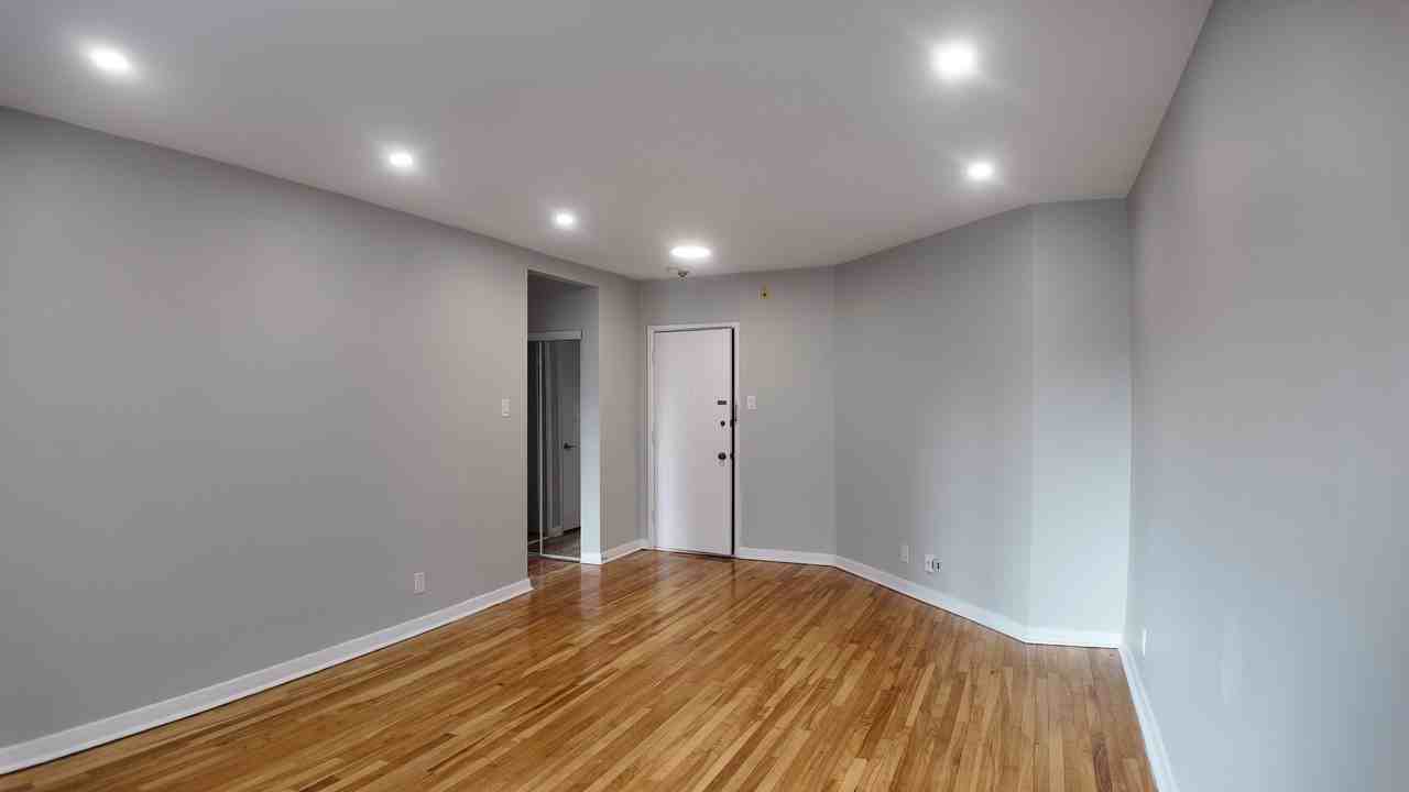 4635 Avenue Clanranald - Photo 3 of 7