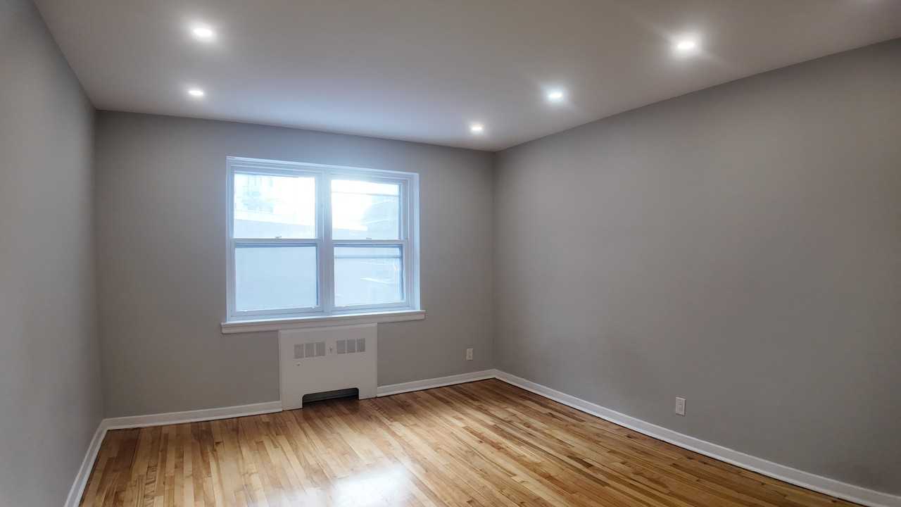 4635 Avenue Clanranald - Photo 4 of 7