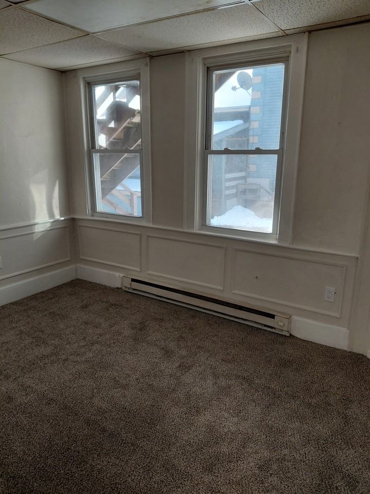 585 Main St - Photo 5 of 6