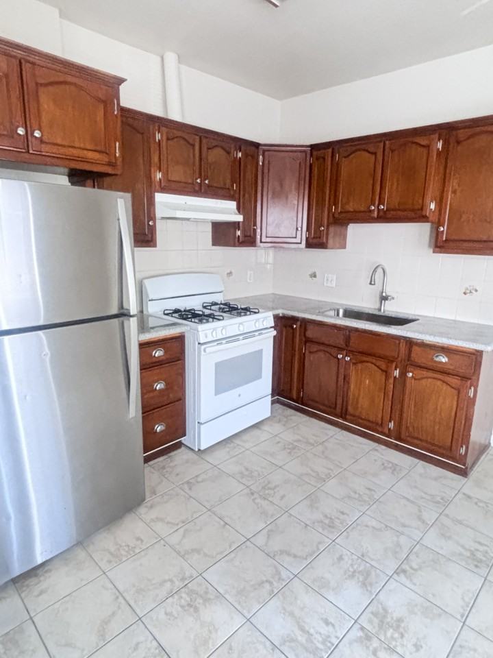 1210 S. LAKE ST - Photo 2 of 11