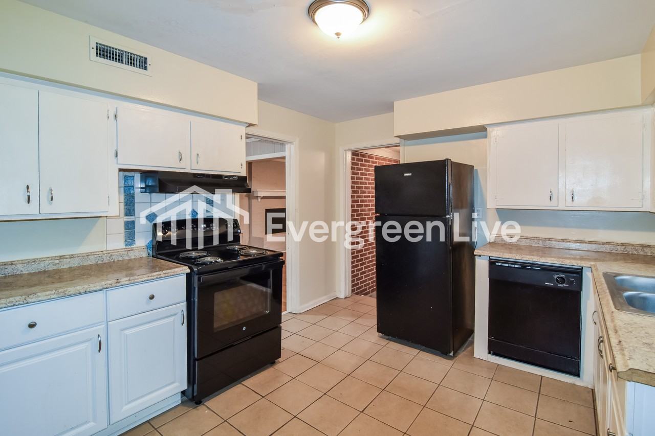 1440 Wedgewood Dr - Photo 3 of 12