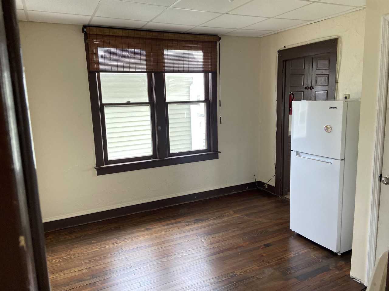 322 East Glenwood Avenue - Photo 5 of 10