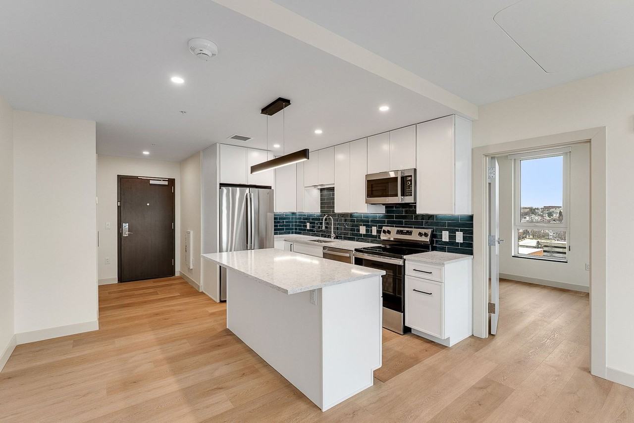 Bank Street Apartments at Burlington Square - Photo 5 of 22