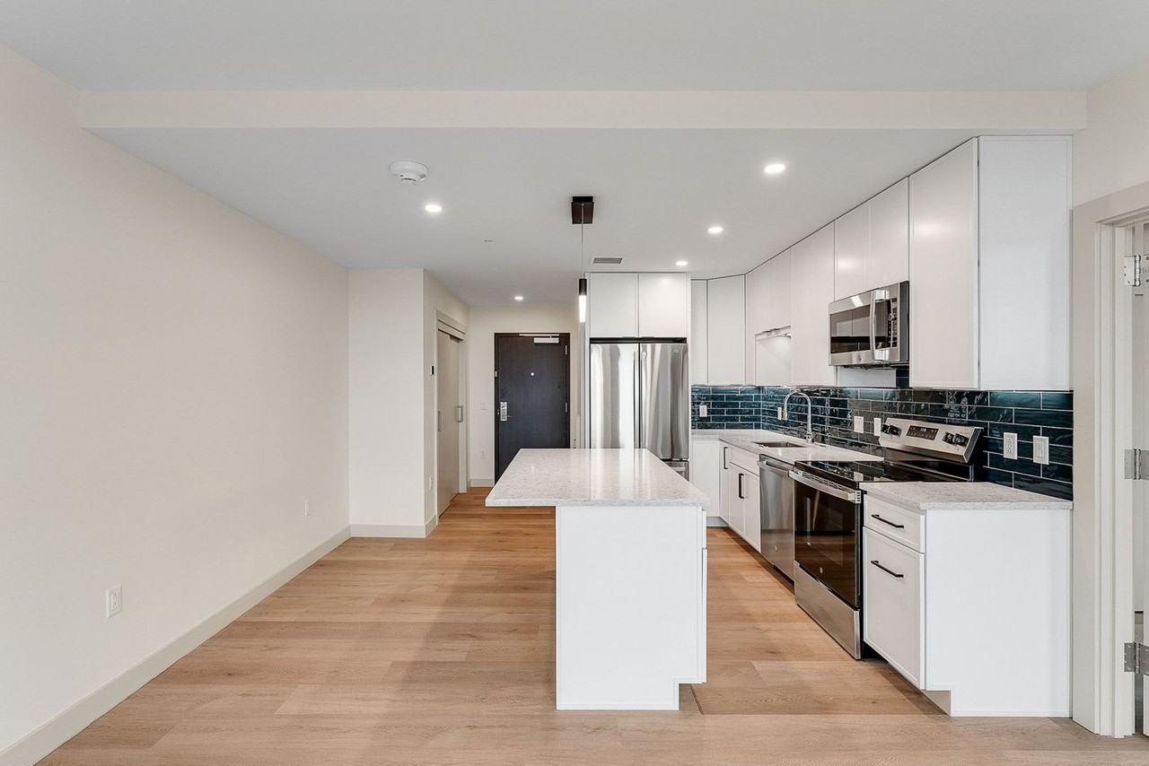 Bank Street Apartments at Burlington Square - Photo 7 of 22