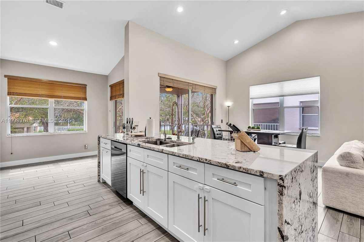 8520 Vía Romana, 82u ##82u - Photo 2 of 19