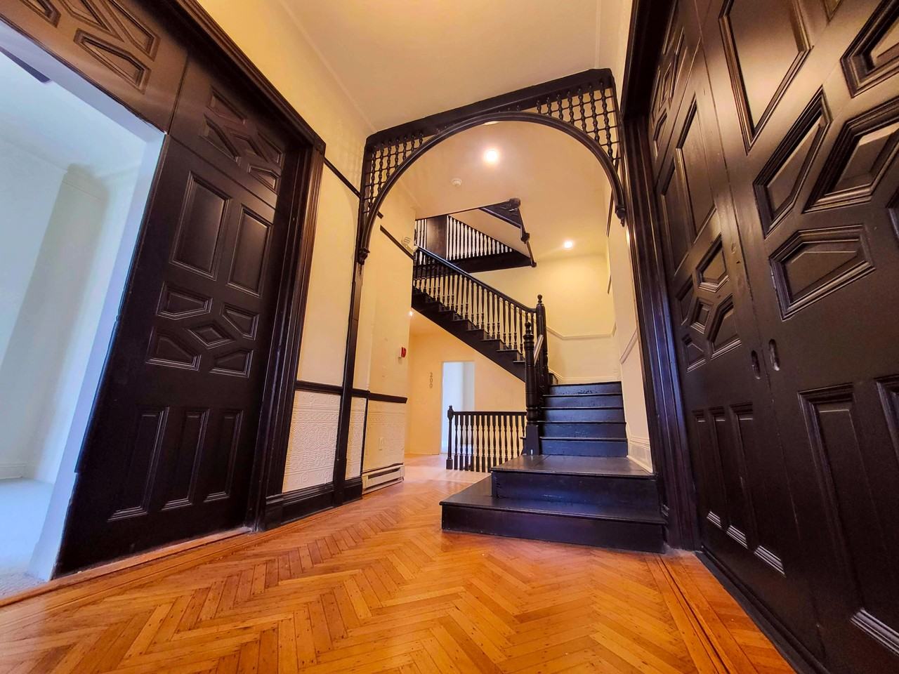 1812 Eutaw Place Apartments - Photo 3 of 15