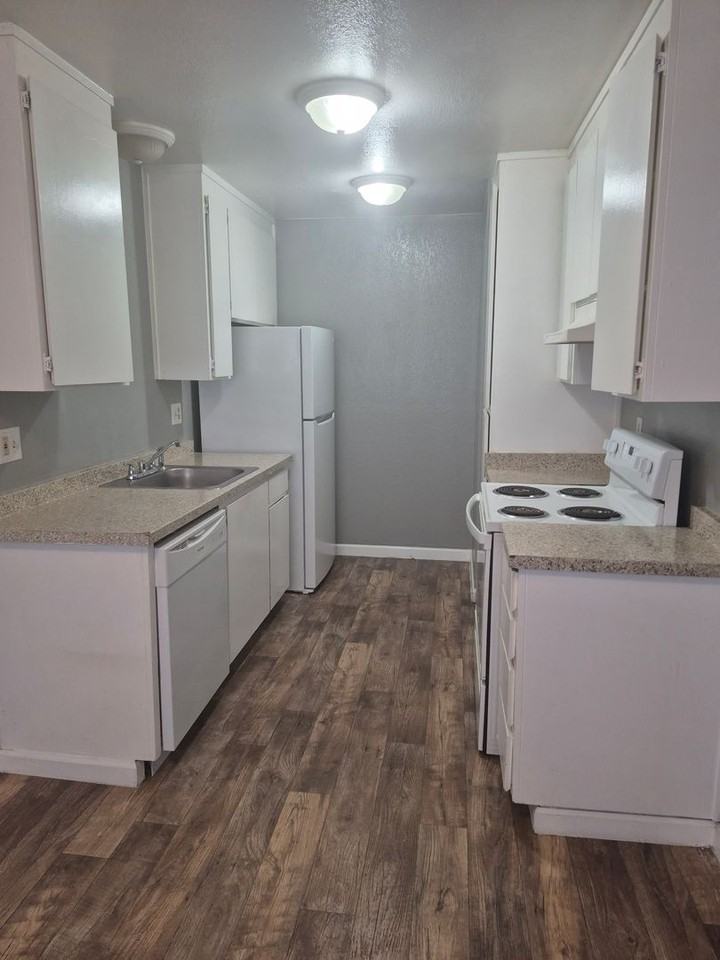 BIRCHES APTS - Photo 3 of 13