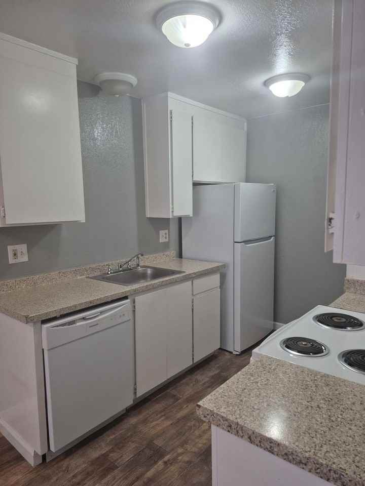 BIRCHES APTS - Photo 5 of 13